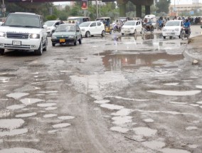 季风雨毁坏了城市的道路